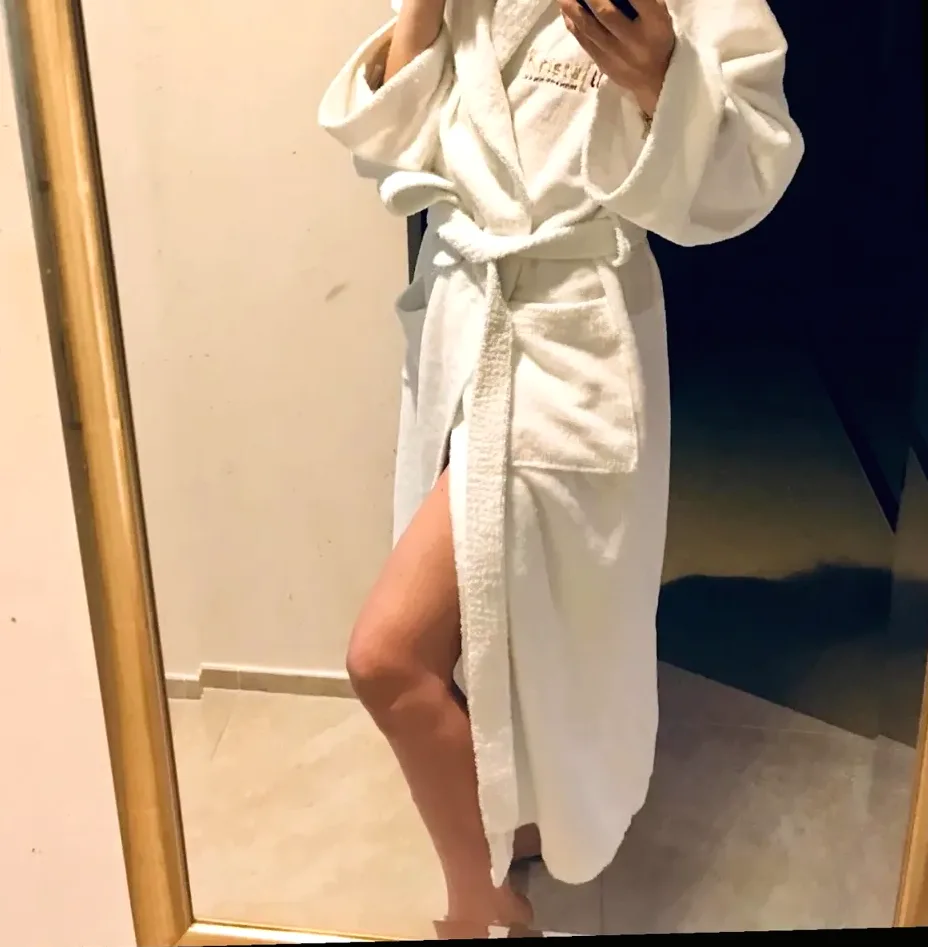 Amira, 36