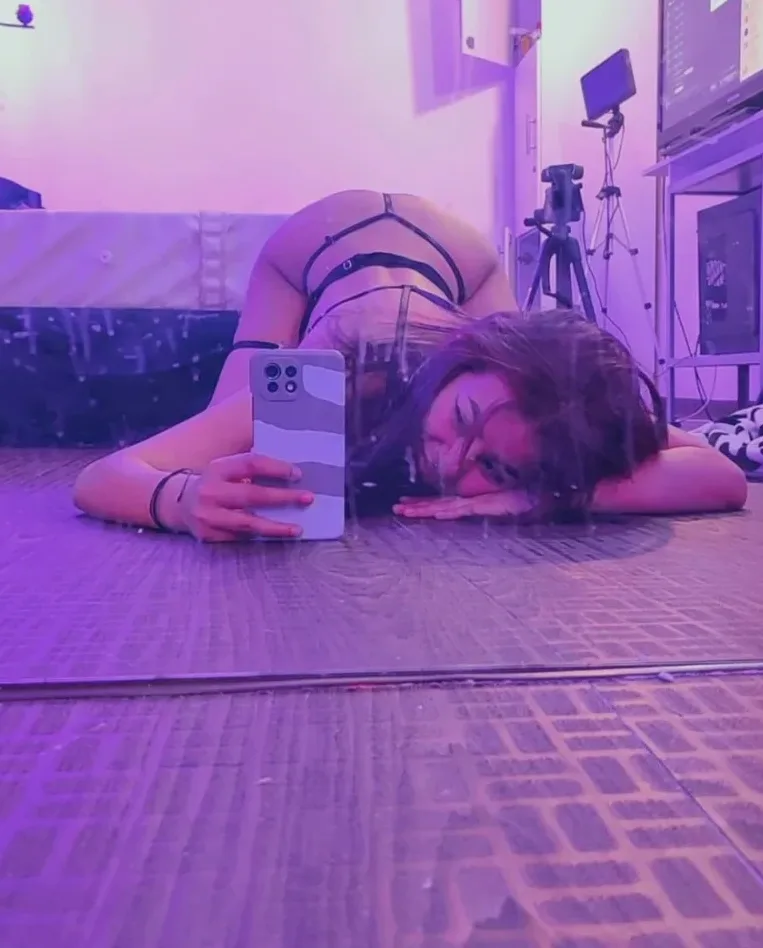 Nina, 23